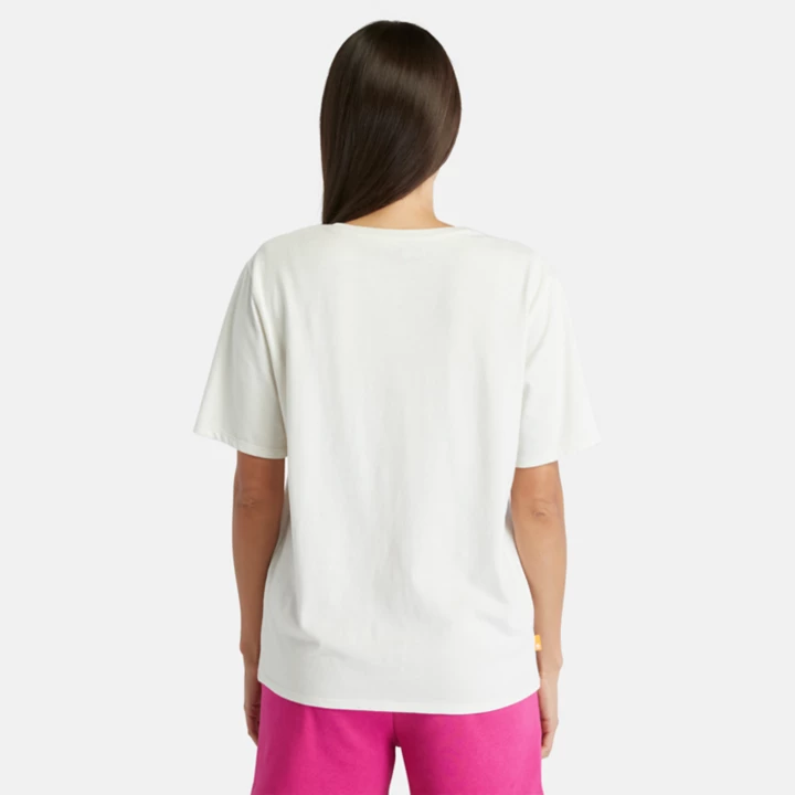 Camiseta feminina branca com logo bordado.