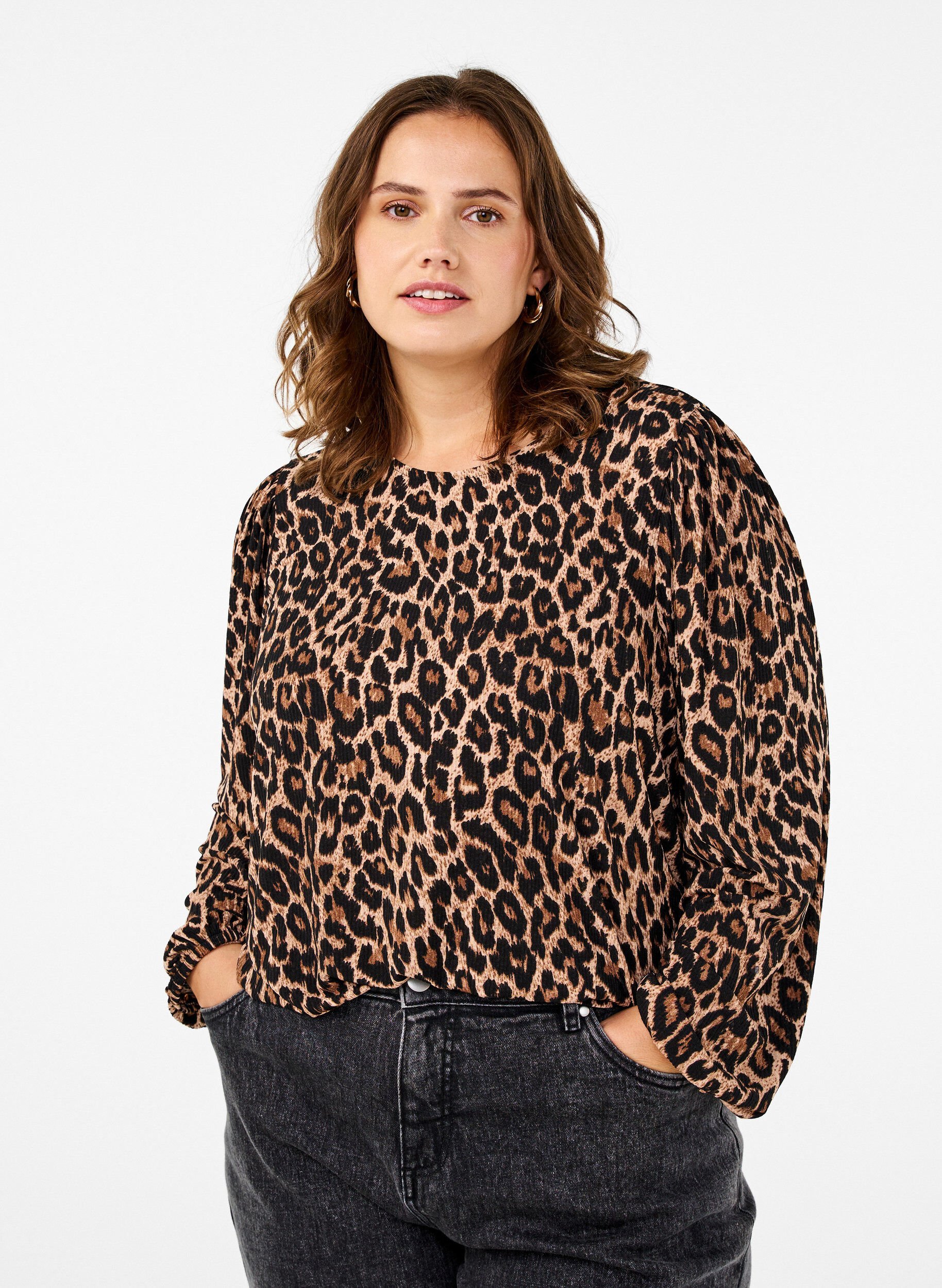 Bluse med lange ærmer og leoprint