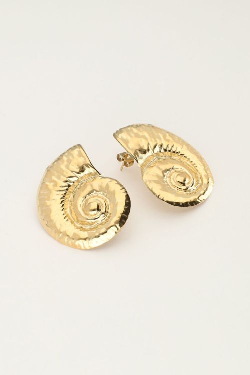 Oorbellen studs met grote schelp