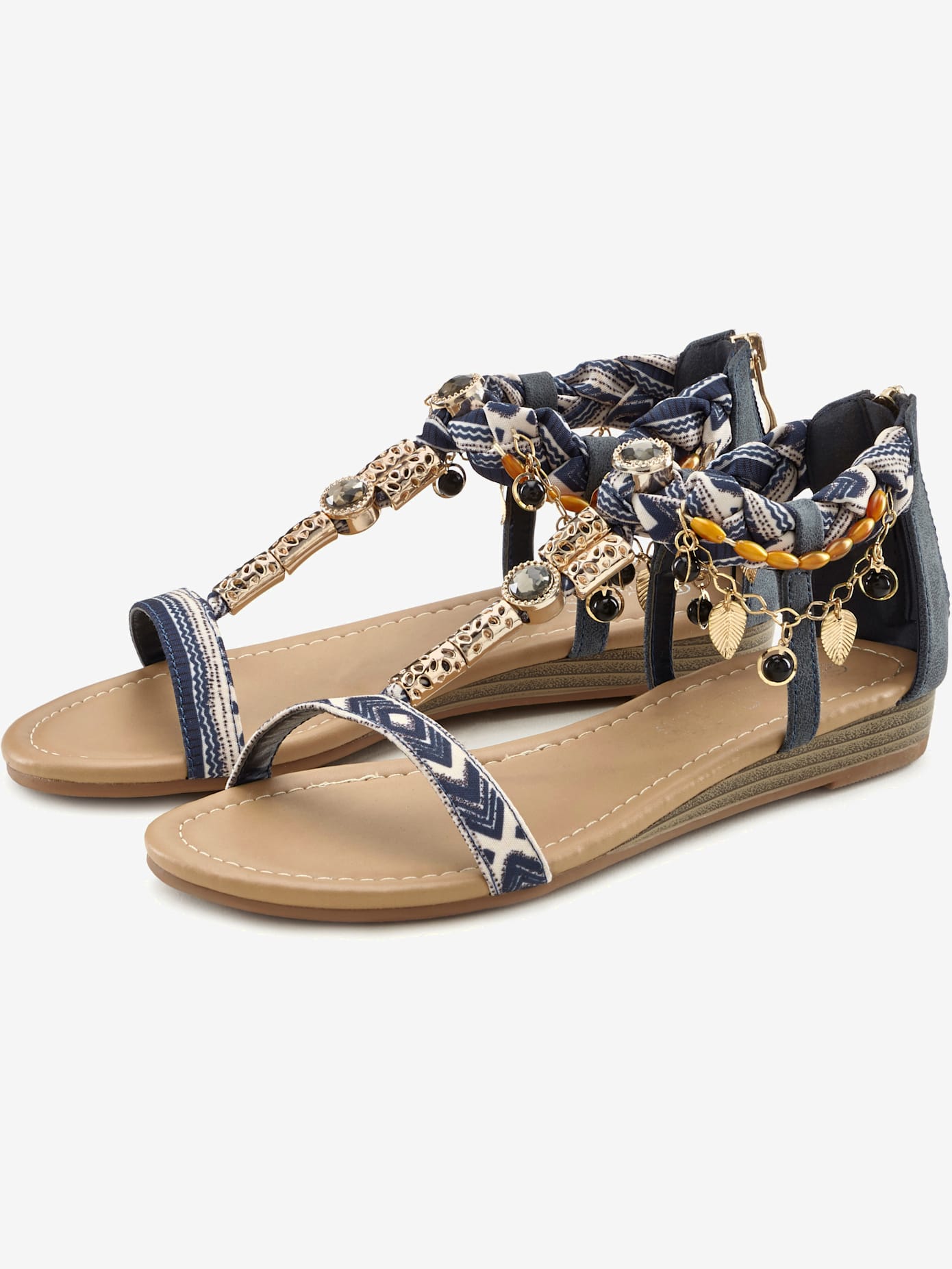 Sandales petit talon compensé et divers éléments décoratifs