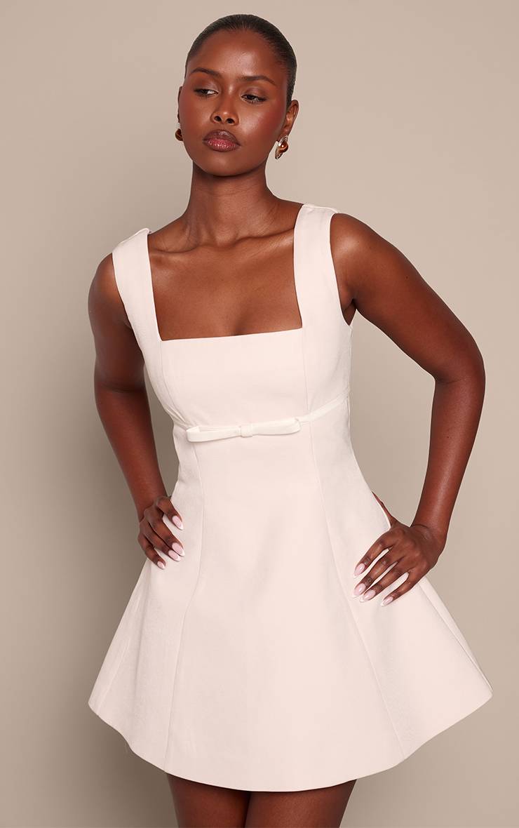 Crème Robe Droite Premium En Tissu Tissé Avec Détail Ceinture