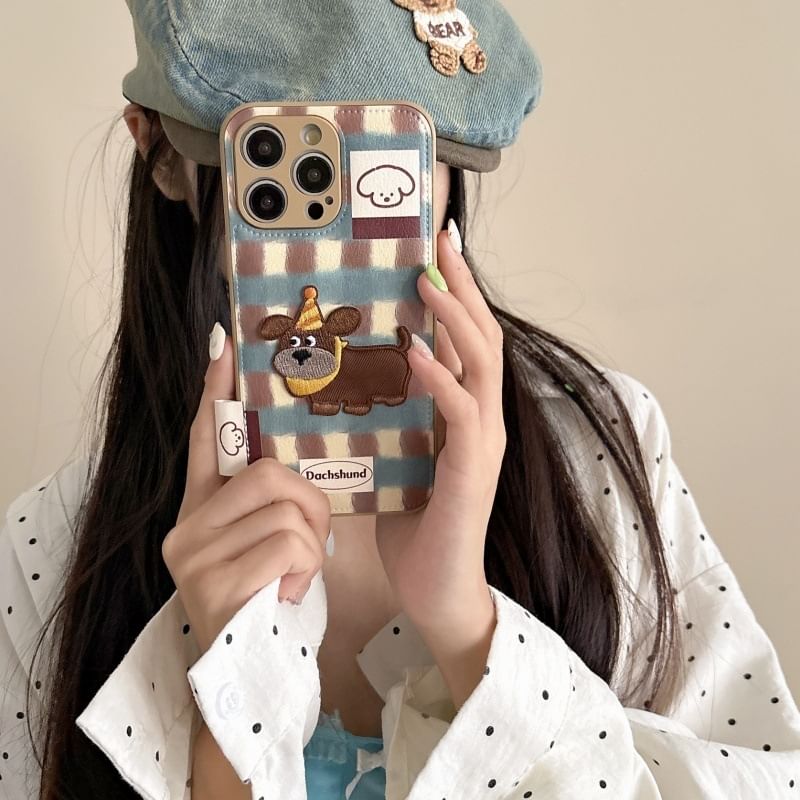 Fonekase - Telefoonhoesje van imitatieleer met hondenapplicatie - iPhone 16 Pro Max / 16 Pro / 16 Plus / 16 / 15 Pro Max / 15 Pro / 15 Plus / 15 / 14 Pro Max / 14 Pro / 14 Plus / 14 / 13 Pro Max / 13 Pro / 13 / 13 Mini