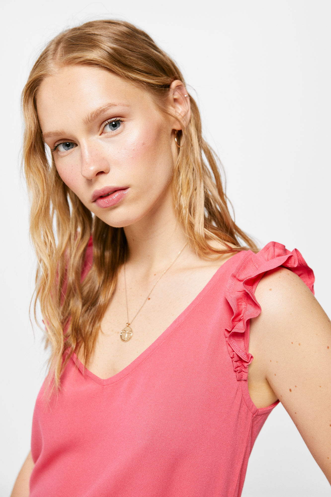 Blusa bicolor com alças franzidas