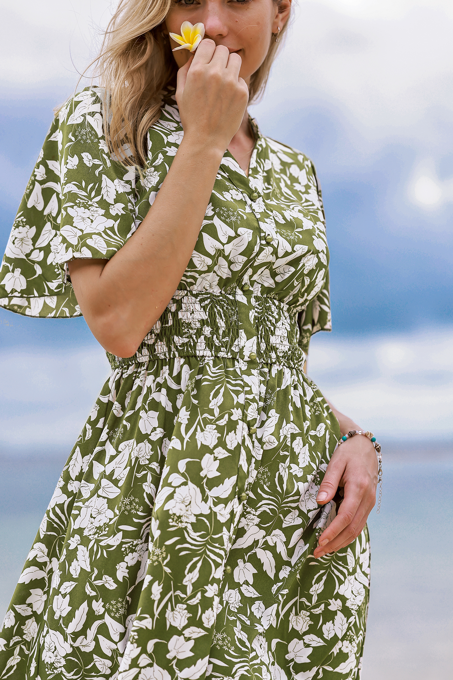Robe maxi fleurie avec manches à volants et taille à smocks