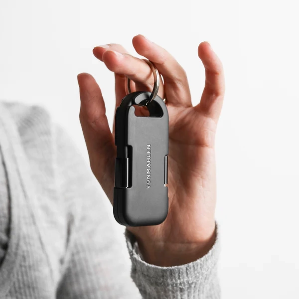 (5V/1A) 1000mAh Notfall Powerbank Ladegerät als Schlüsselanhänger mit USB C Anschluss Evergreen Go (EGO00012) - Schwarz