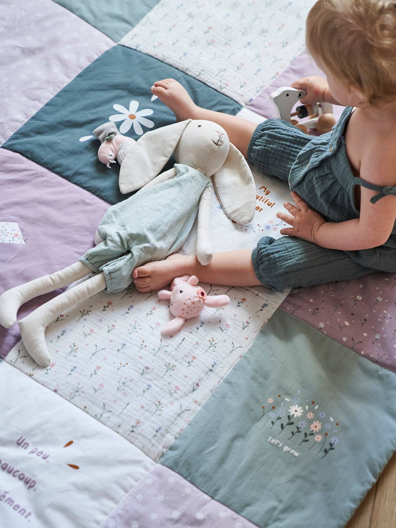 Colcha de retalhos Sweet Provence, lisa em tom violeta médio com motivos.