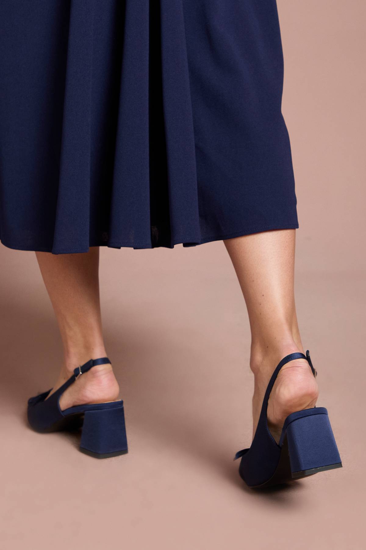 Coast Chaussures De Ville Riley En Satin À Bride Arrière Avec Détail Nœud Et Talon Bloc Moyen