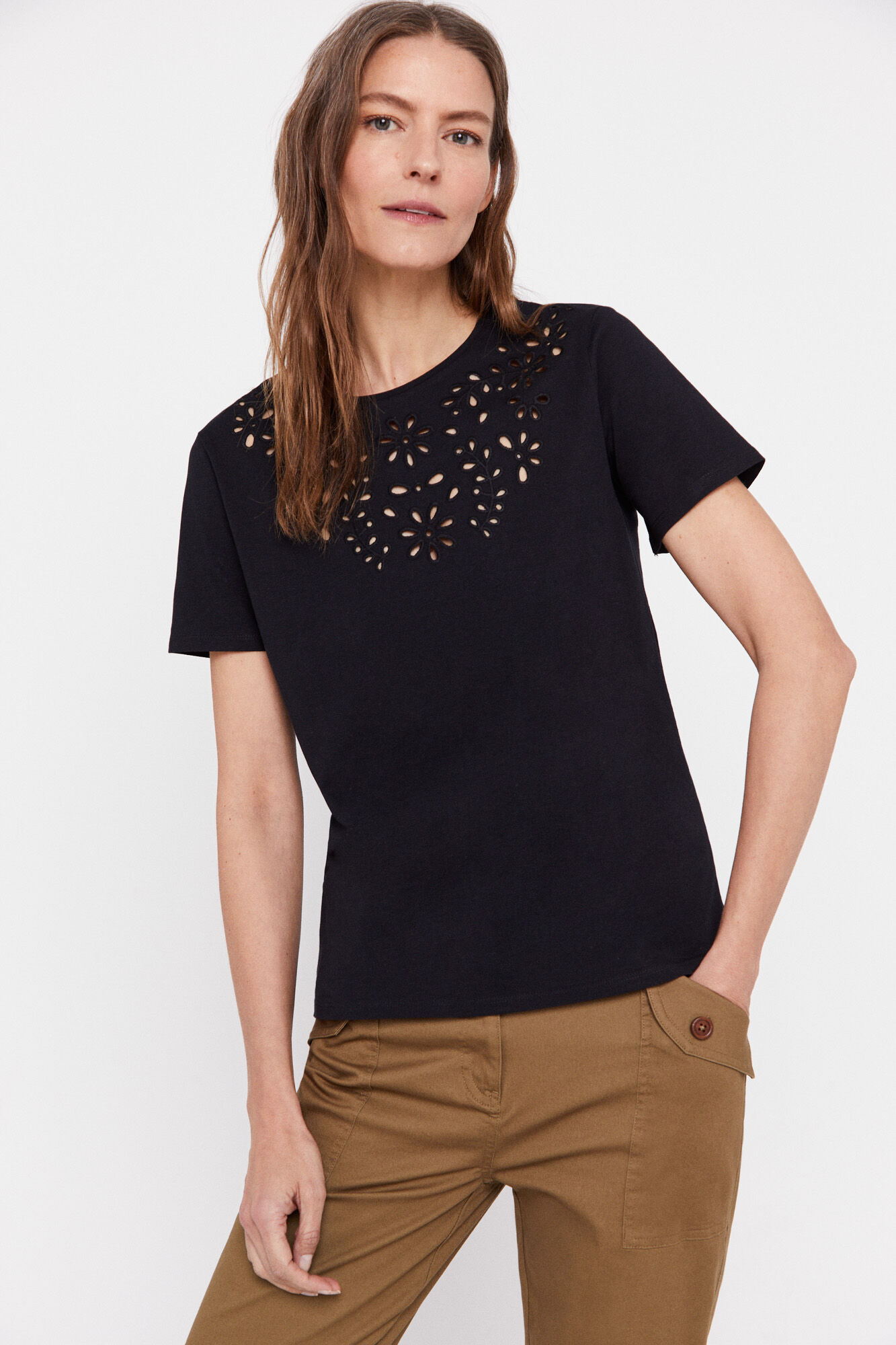 Camiseta com bordado floral - Preta