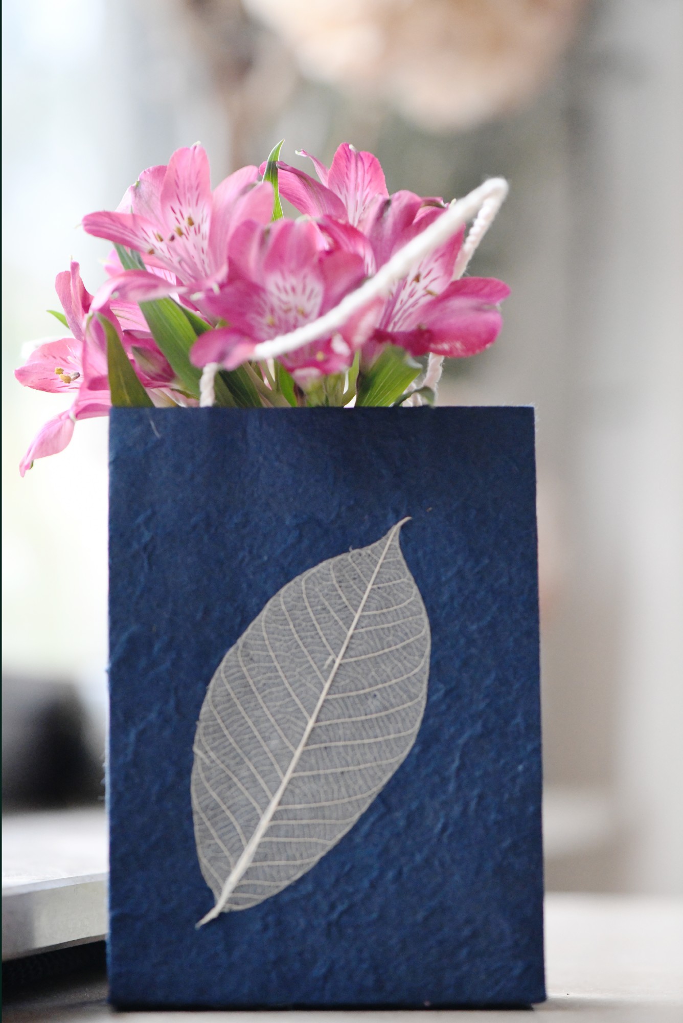 Tasche aus handgeschöpftem Papier, dunkelblau, L 11,5 cm, B 5 cm, H 16 cm günstig bestellen