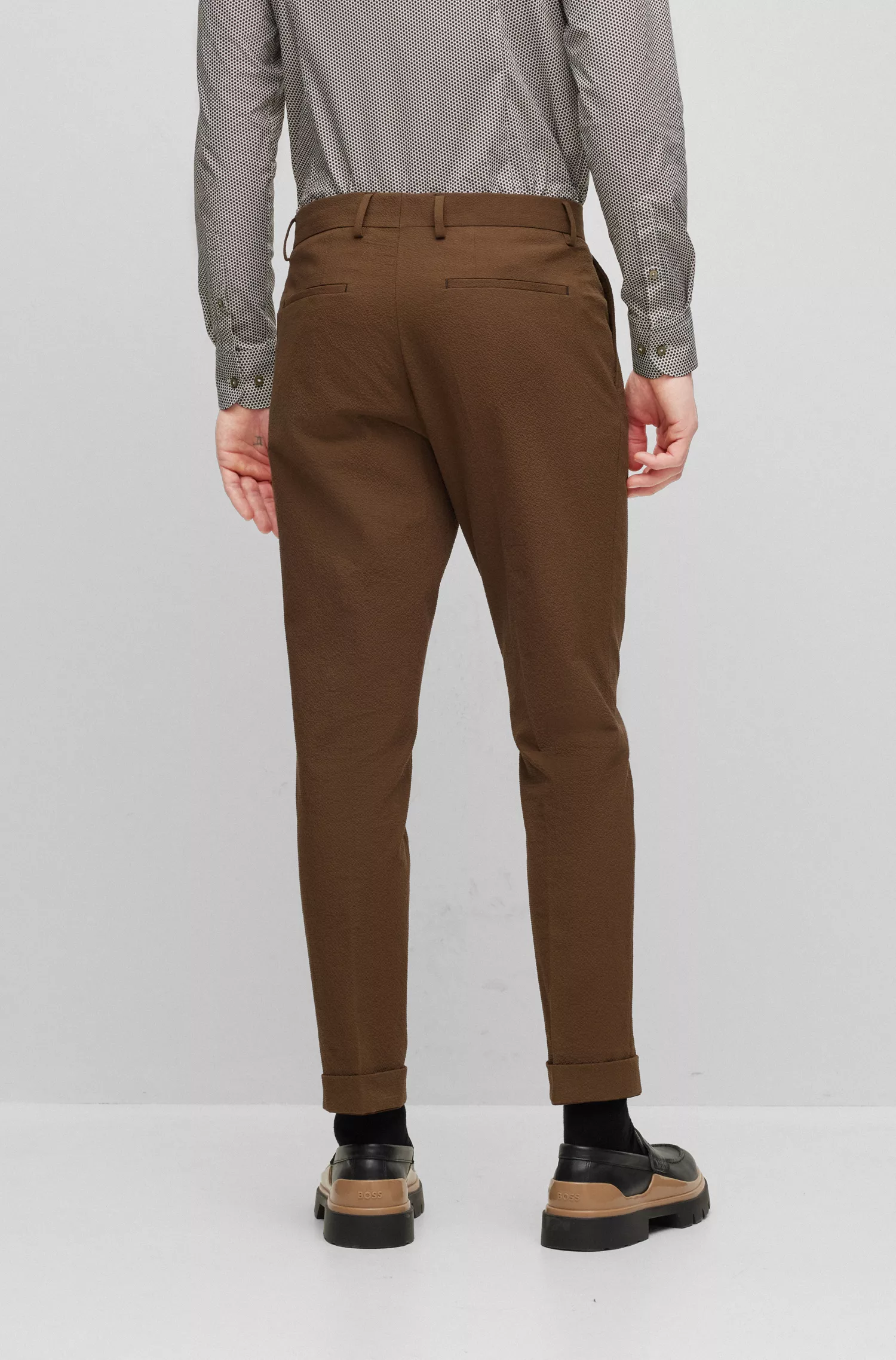 Terno BOSS preto slim-fit em algodão seersucker com elastano