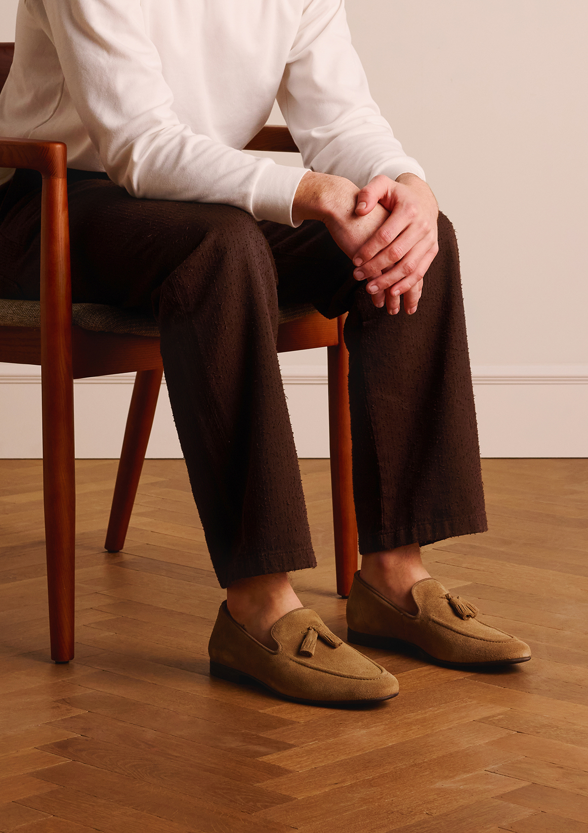 Taupe suède loafers met kwastjes