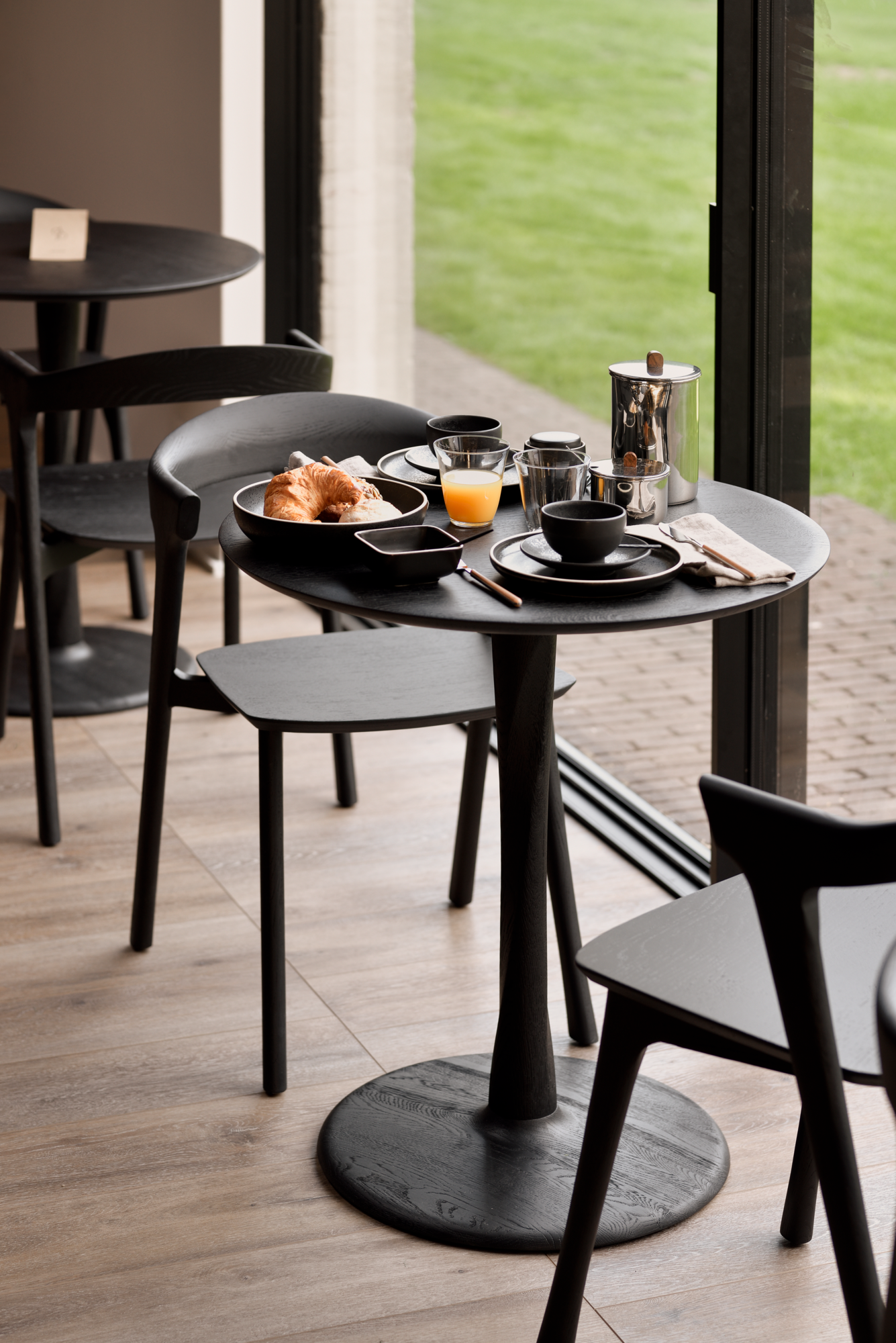 Eettafel Torsion zwart eiken Ø70 cm