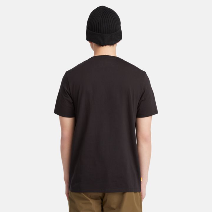 Camiseta masculina preta com estampa camuflada e logo.