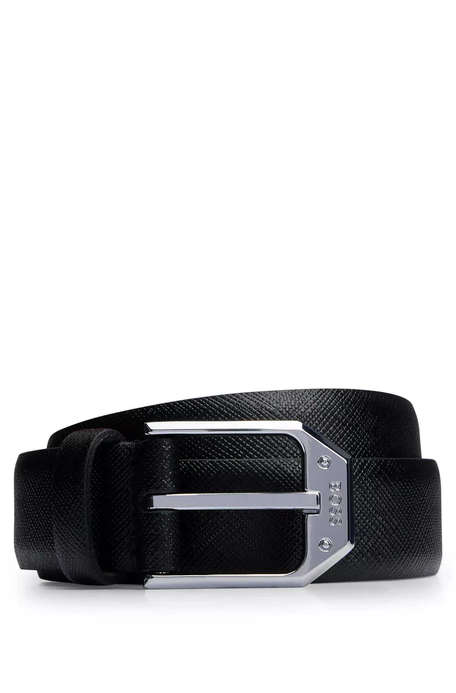 Cinto BOSS em couro italiano preto com fivela angulada com a marca.