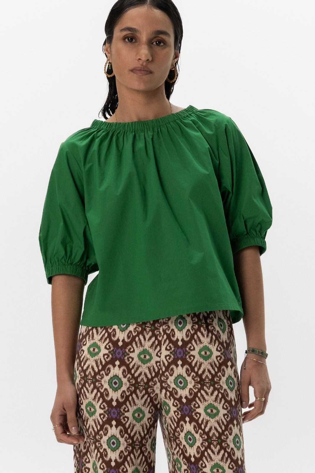 Groene top met strikdetails