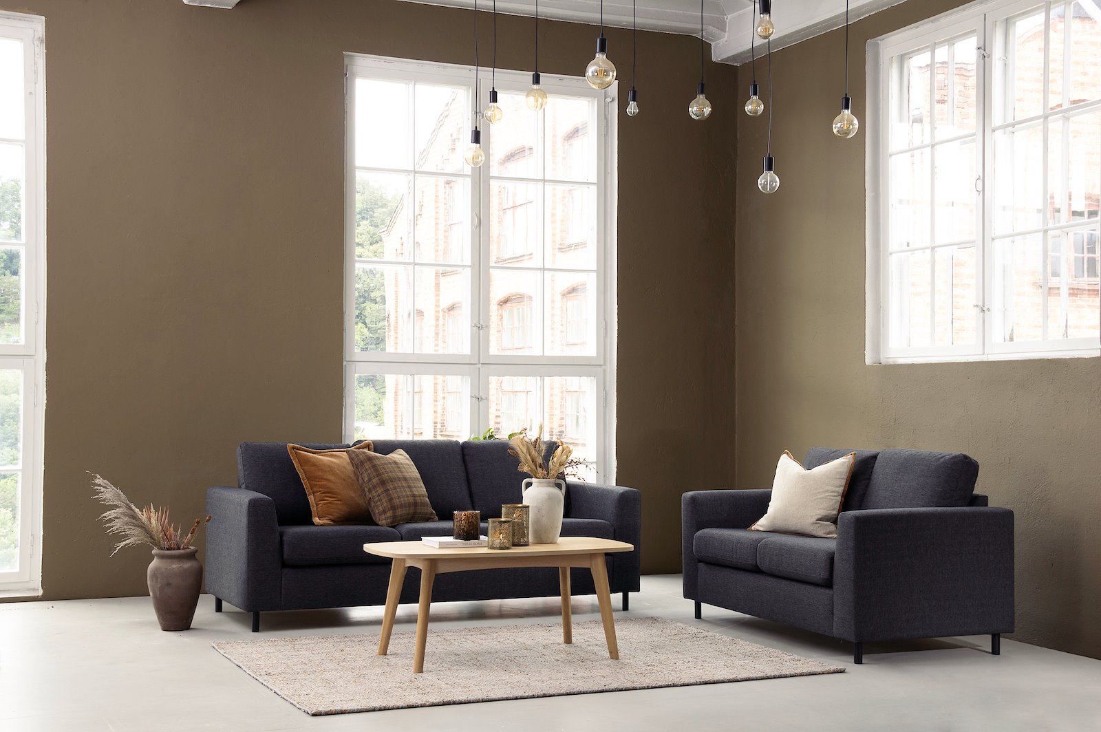 Oslo 3-seter sofa I tekstil Hygge 97 Antrasitt med sorte ben.