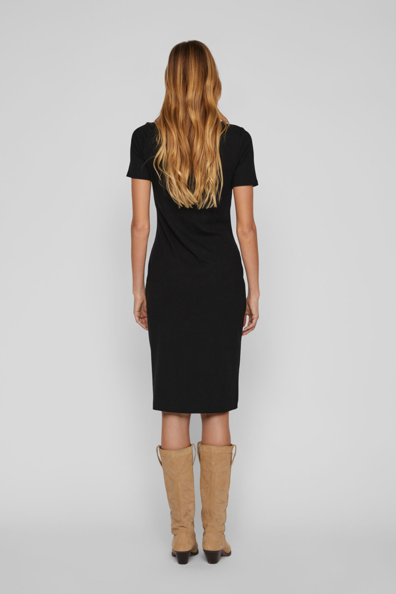 Vestido midi com botões e detalhes em preto.