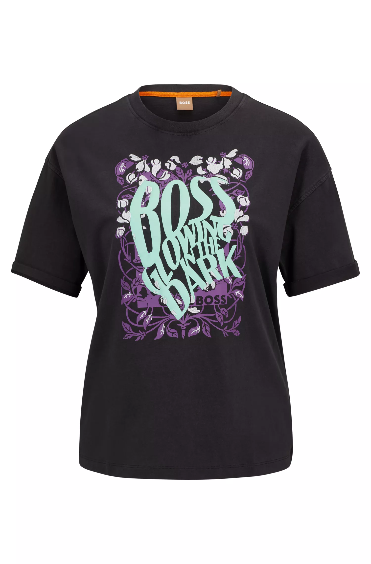 Camiseta BOSS laranja, modelagem relaxada, com estampa que brilha no escuro.
