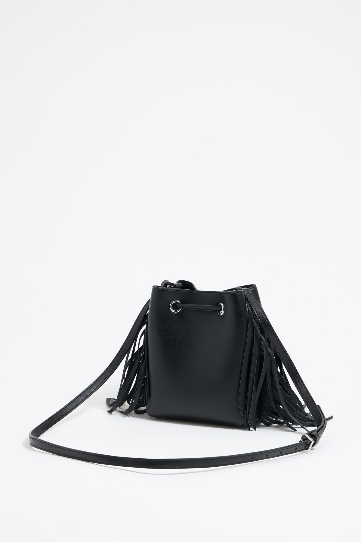 Bolsa saco mini de couro com tachas e estampa de Chihuahua, preta.