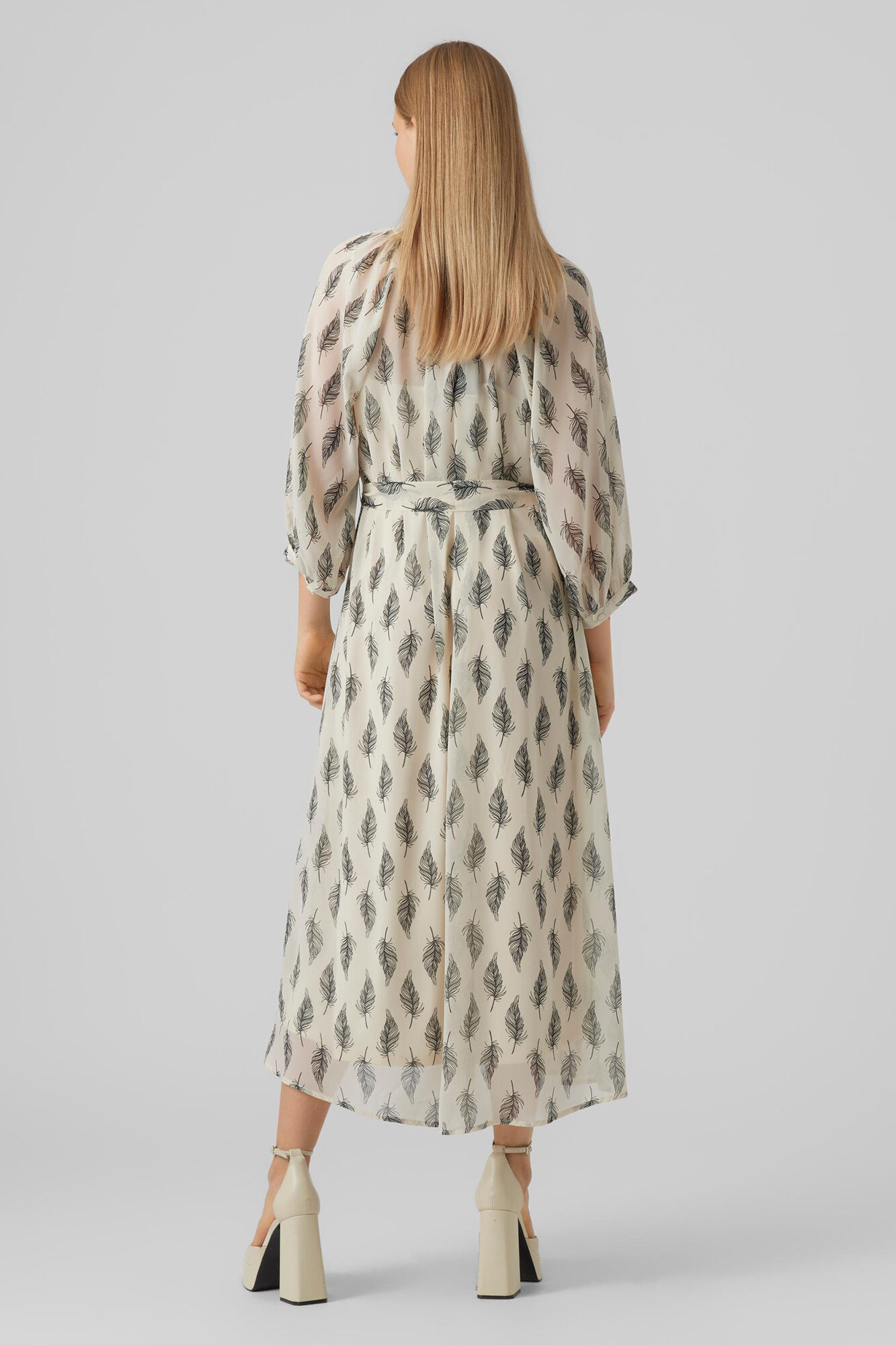 Vestido cinza com mangas 2/4 e decote em V