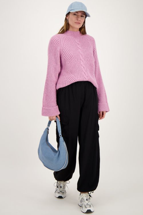 Roze trui met opgerolde mouwen