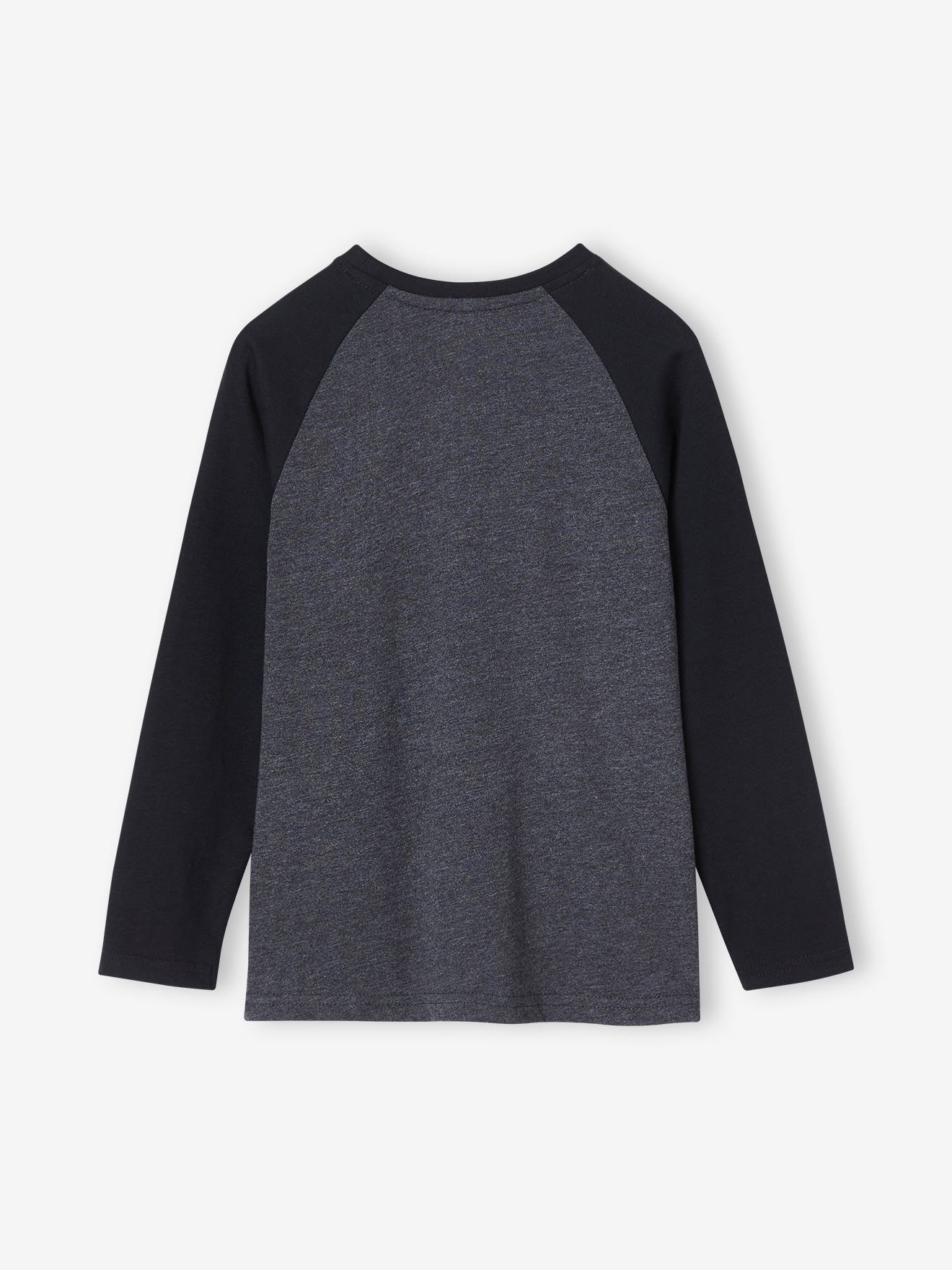 Camiseta infantil masculina, azul médio liso com estampas e mangas raglan coloridas.