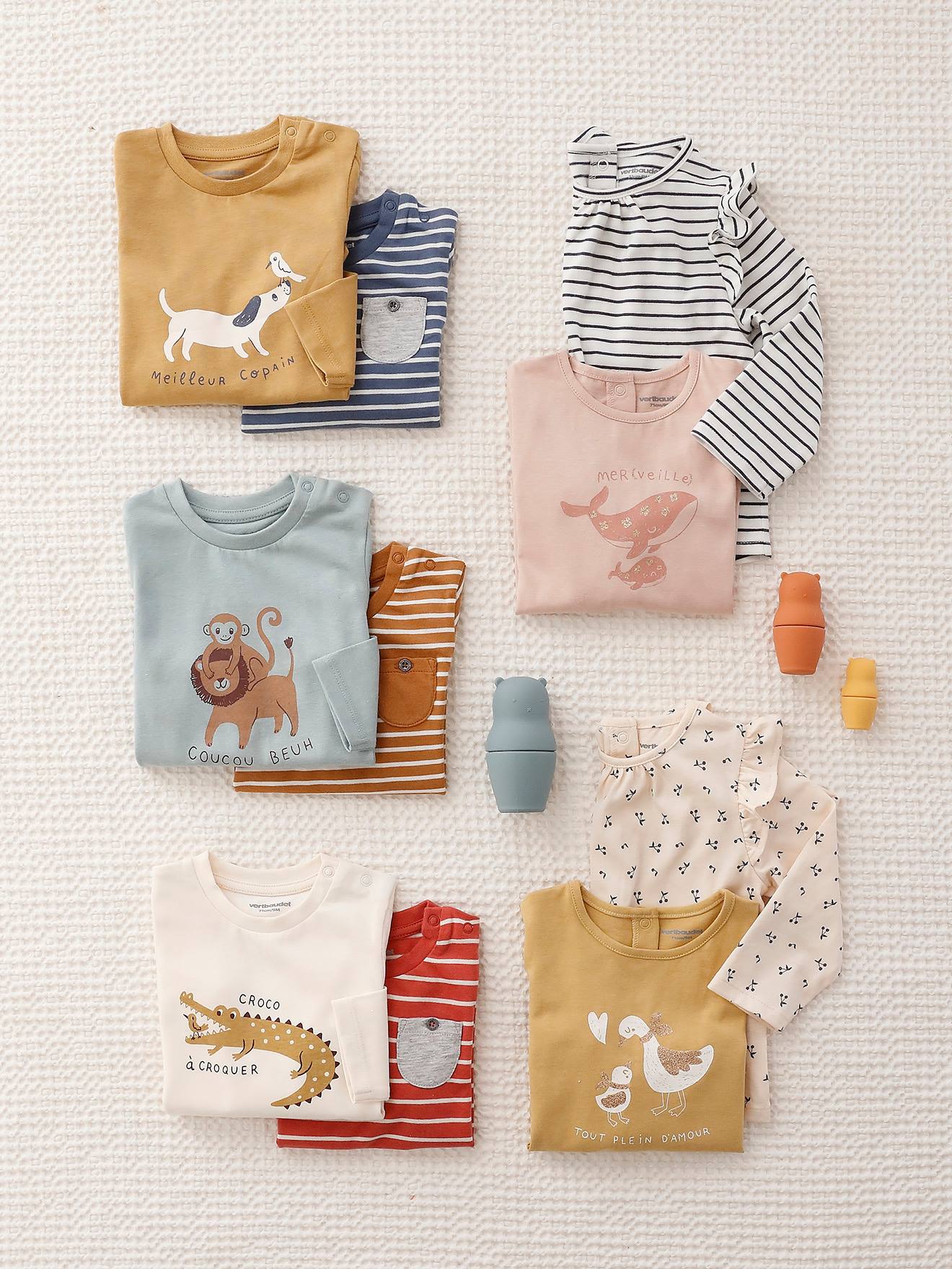 Conjunto de 2 camisetas básicas para bebê com estampa animal e listras, azul-acinzentado.