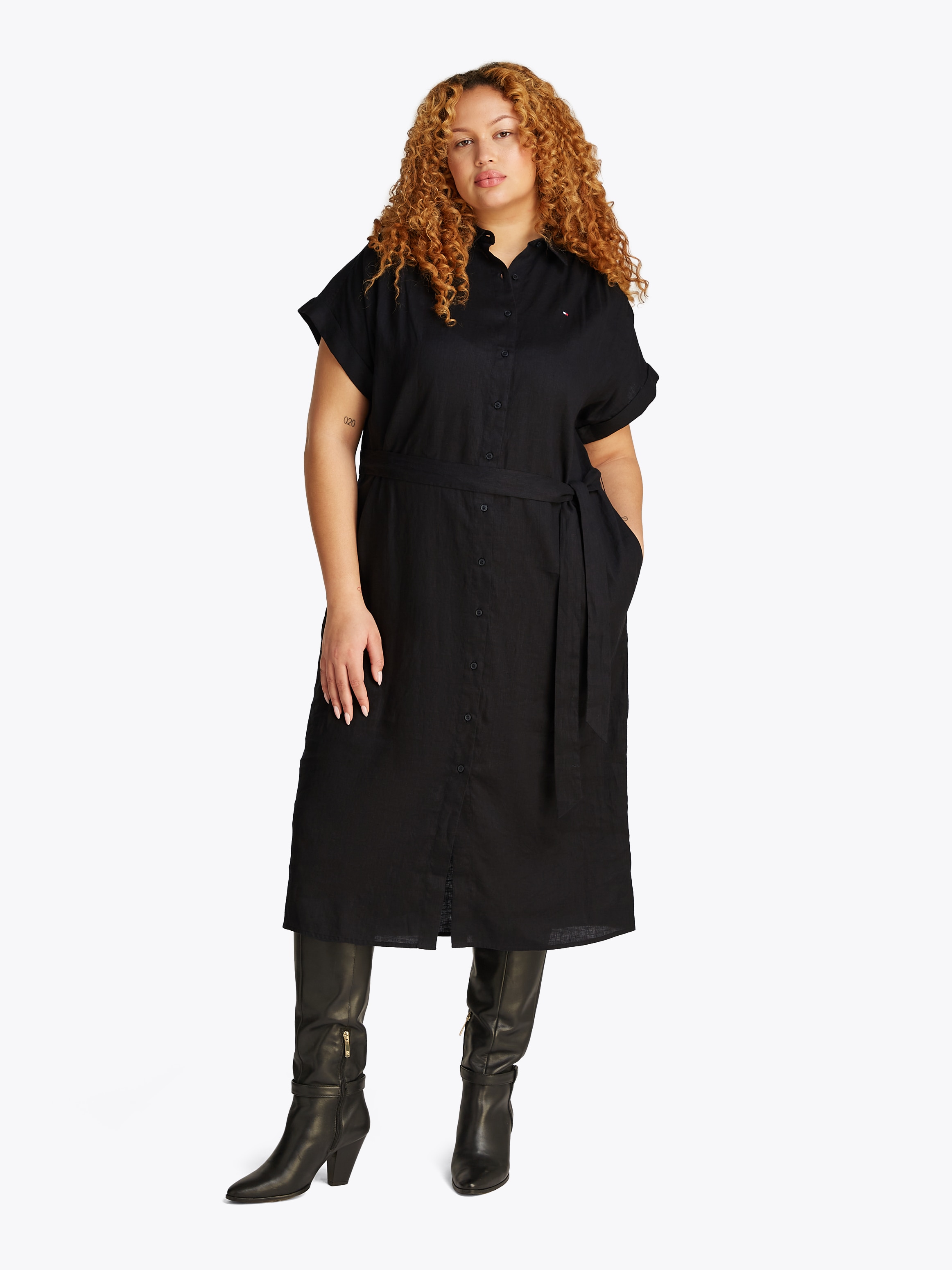 Tommy Hilfiger Curve Midikleid »CRV ESS LI BELTED S/S MIDI DRESS« in Grossen Grössen, mit Gürtel, Logostickerei
