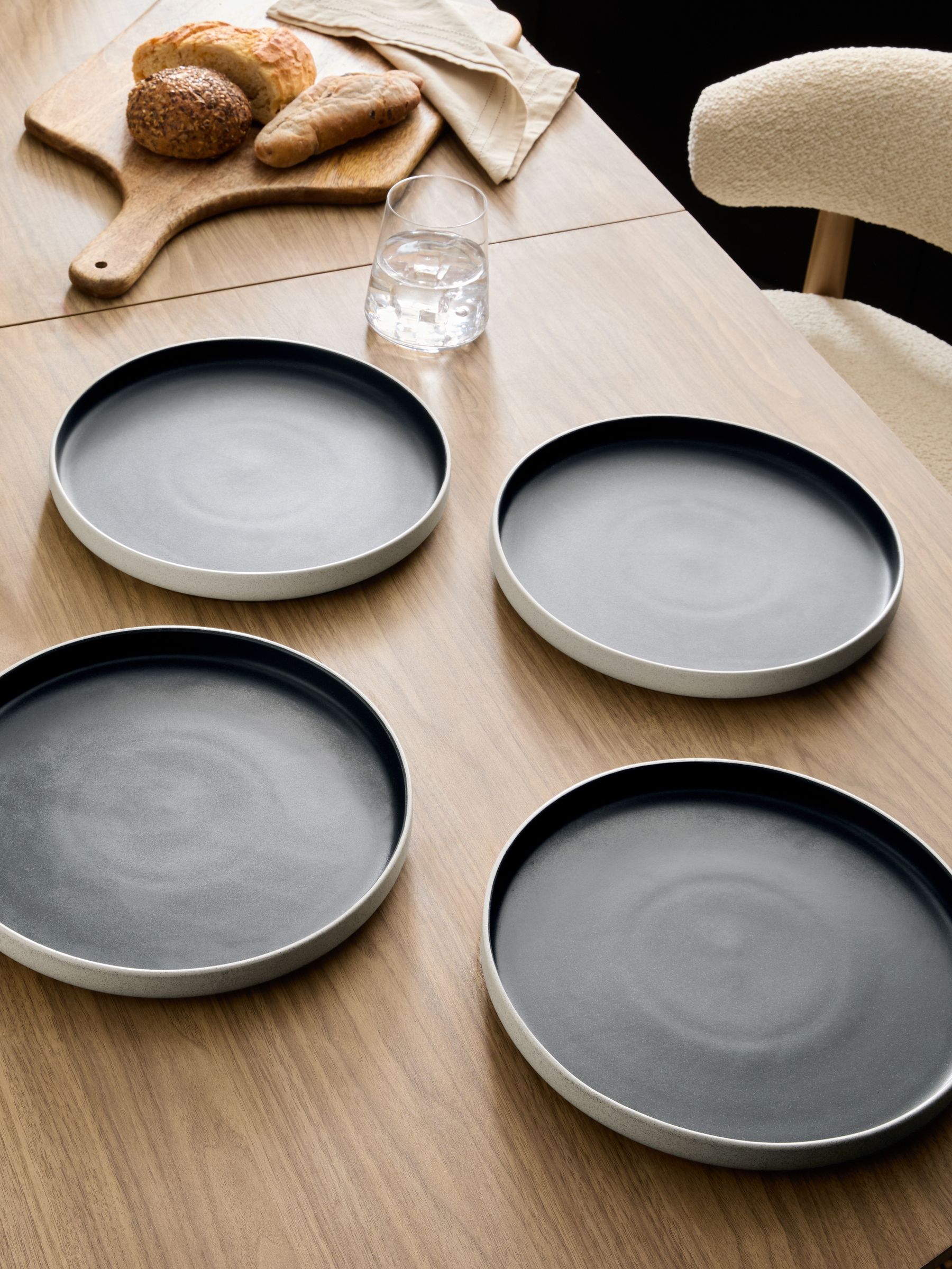 Set van 4 Otis dinerborden