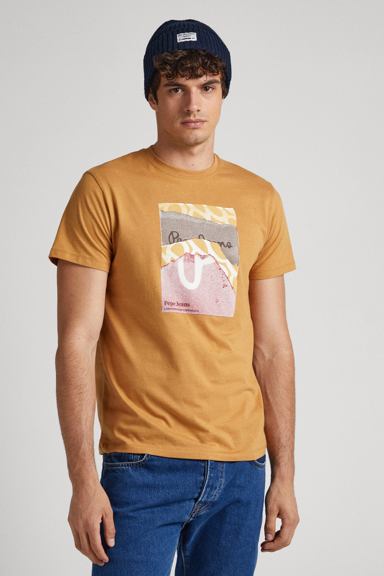 estampa de logotipo em camiseta