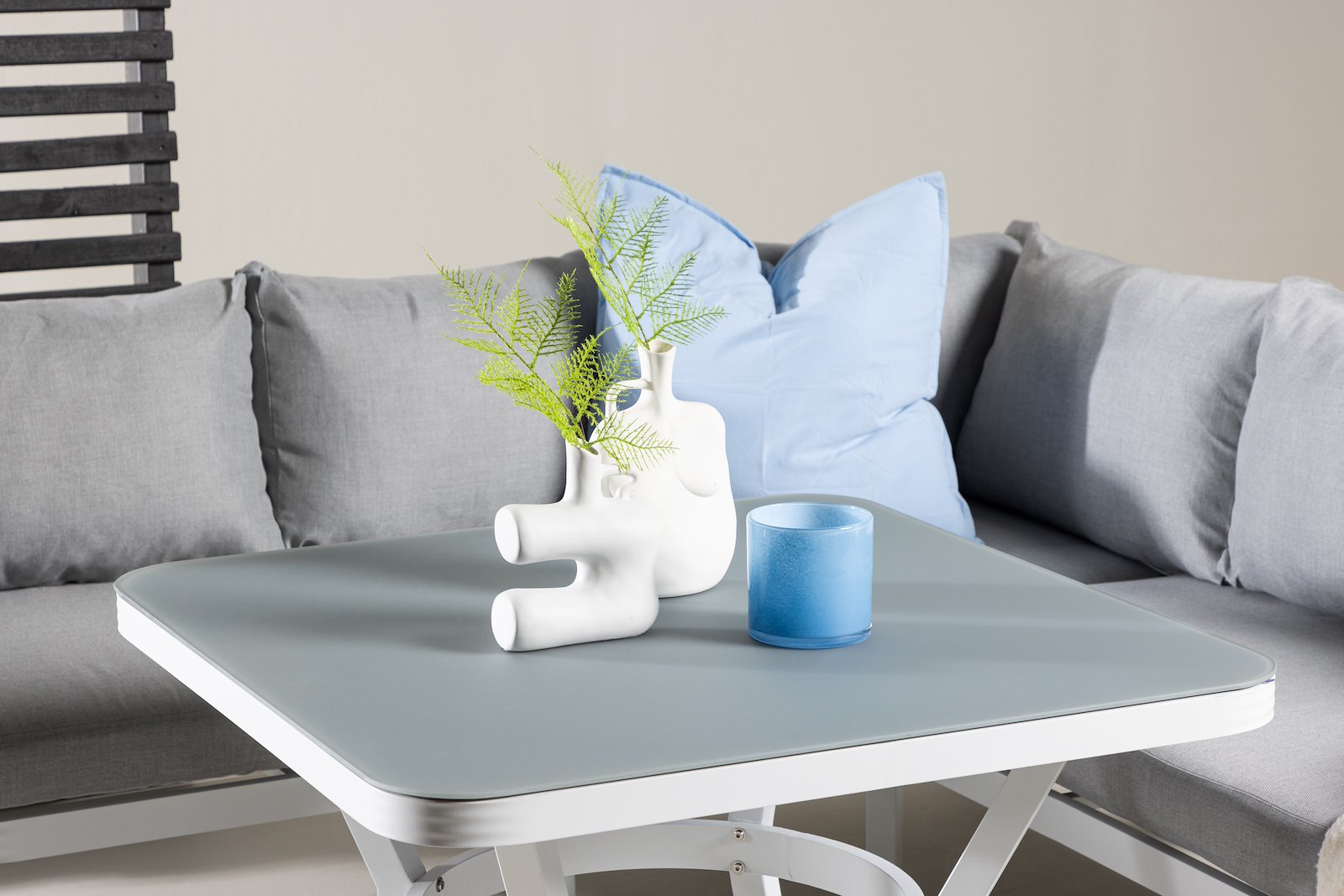 Virya utesofa Hagesofa med hvitlakkert ramme, lysgrå tau og puter. Bord er inkludert.