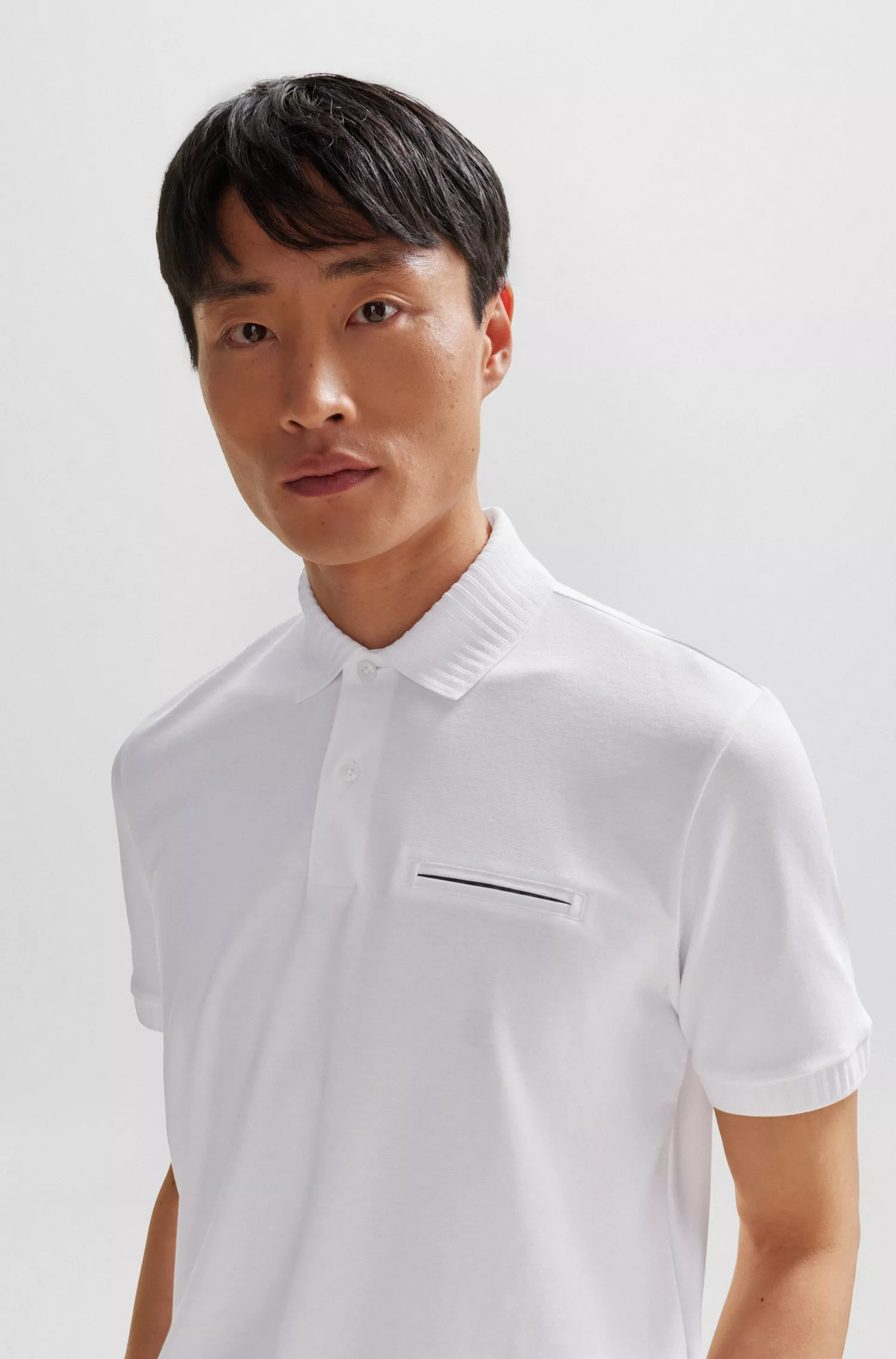 Camisa polo BOSS preta em mistura de algodão com tecnologia de gerenciamento de umidade.