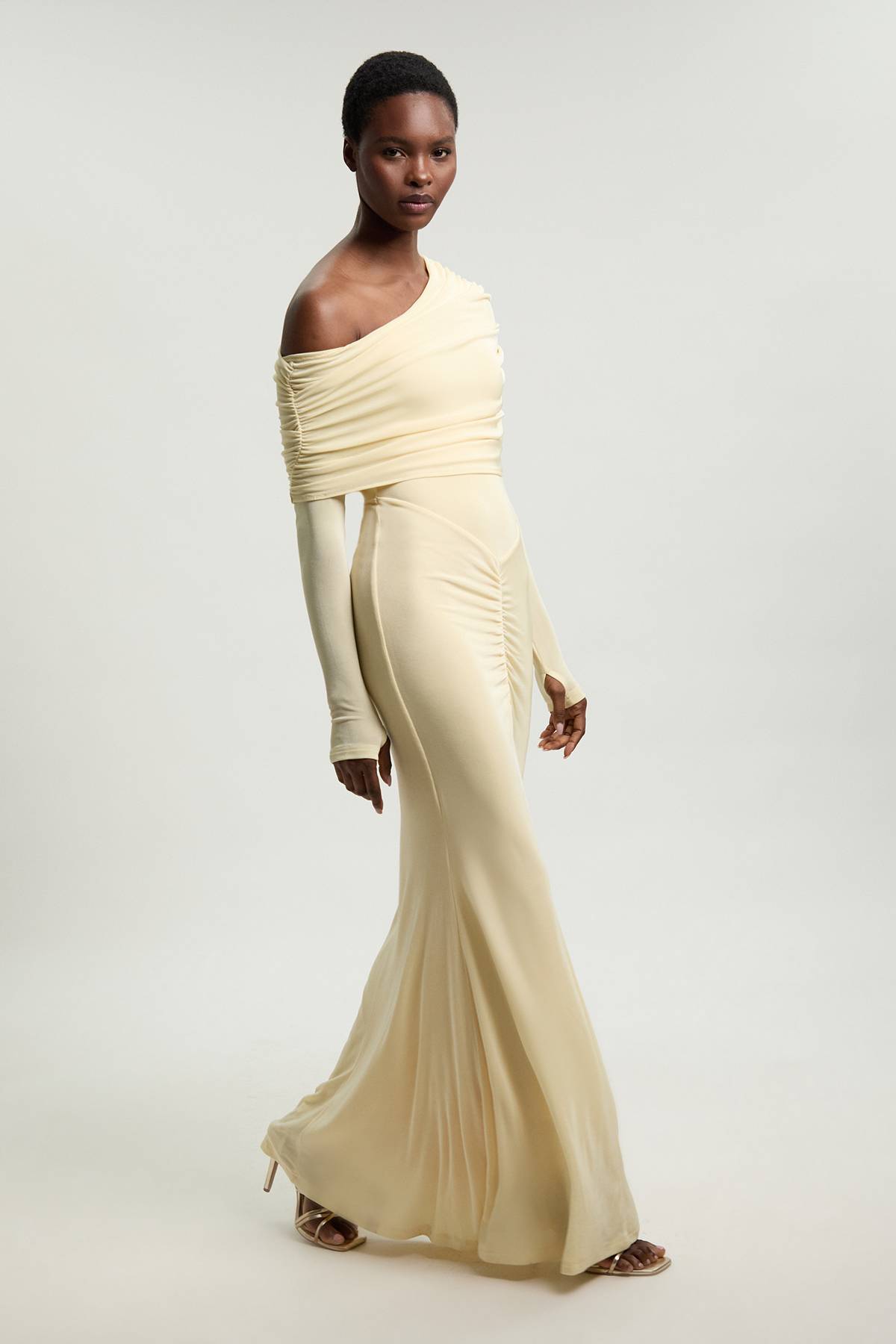 KarenMillen Robe Maxi Petite En Crêpe Fluide À Épaules Dénudées Avec Détails Froncés Et Ourlet Sirène
