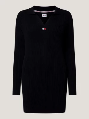 Vestido suéter de malha canelada com decote em V e detalhe de emblema Curve