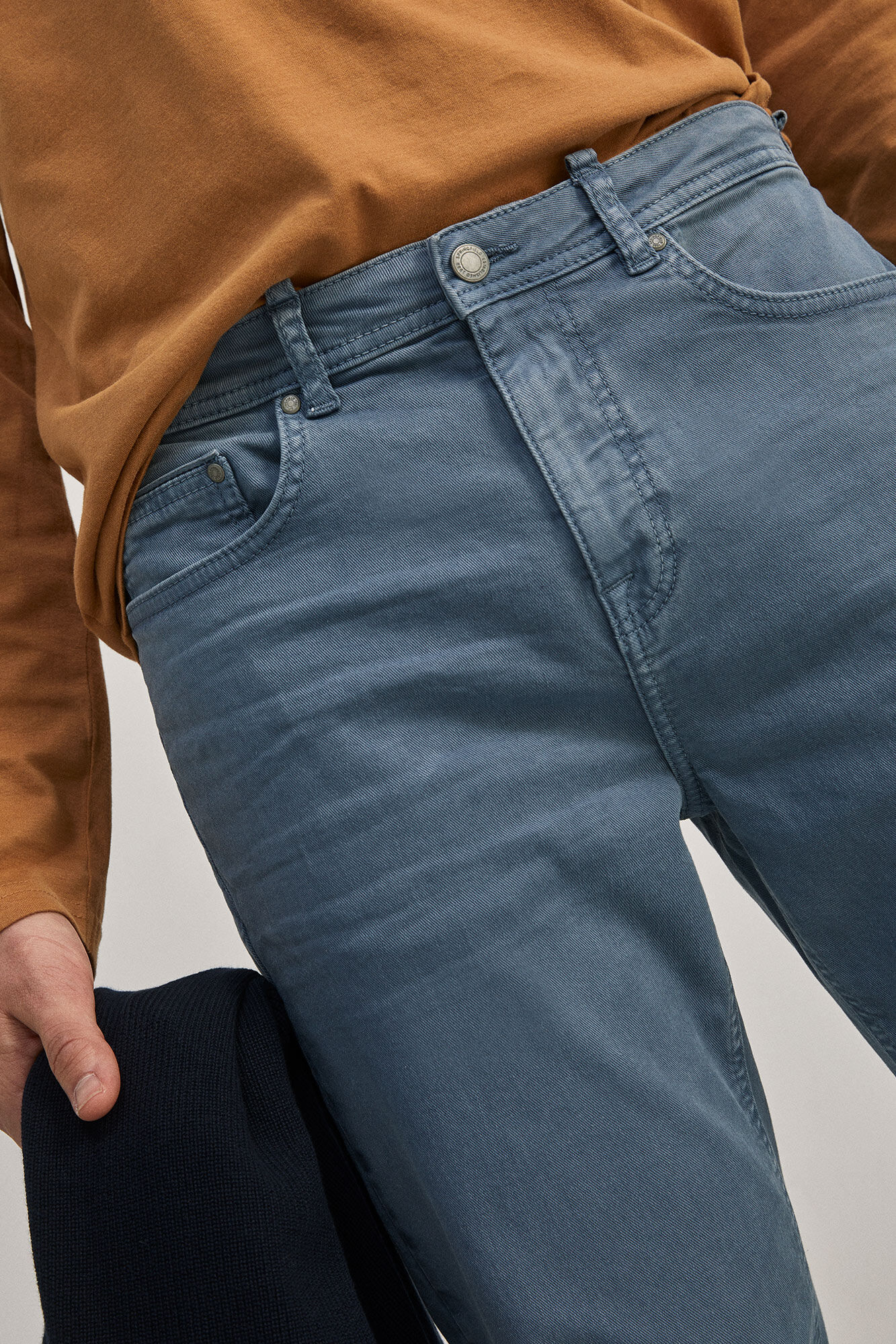 Calça de corte justo com 5 bolsos, cor azul médio.