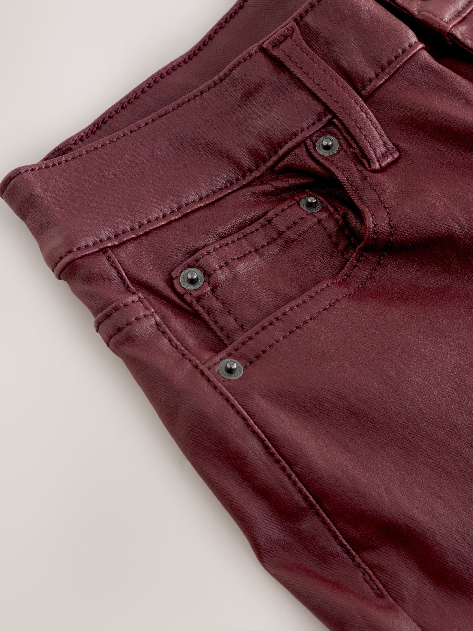 Bordeauxrood - Coated Bootcut Jeans
