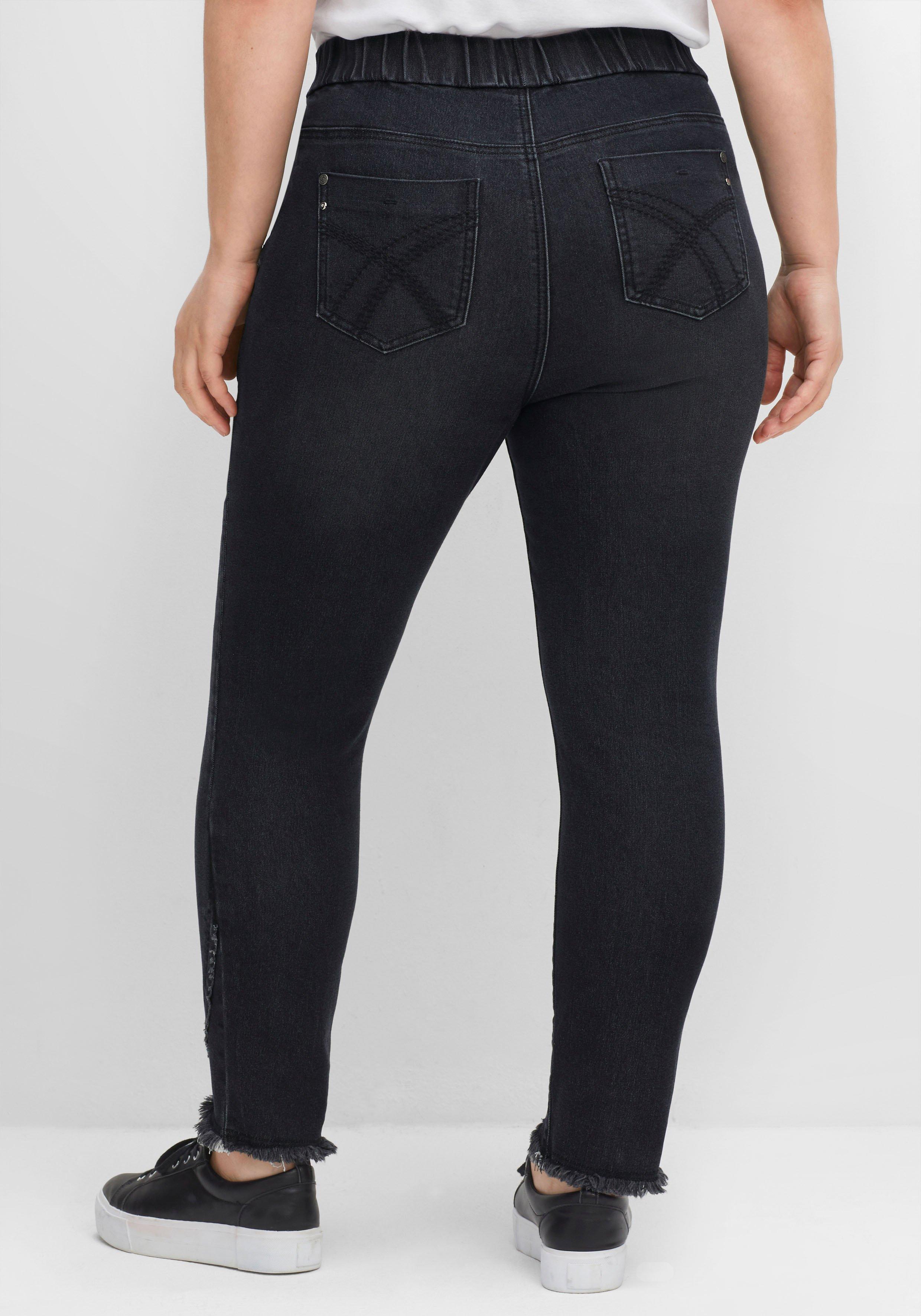 Schmale Jeans mit Gummibund und Fransensaum