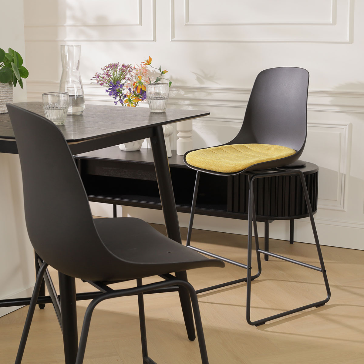 Nino-Liv barkruk zwart met beige zitkussen - zwart onderstel - 75 cm