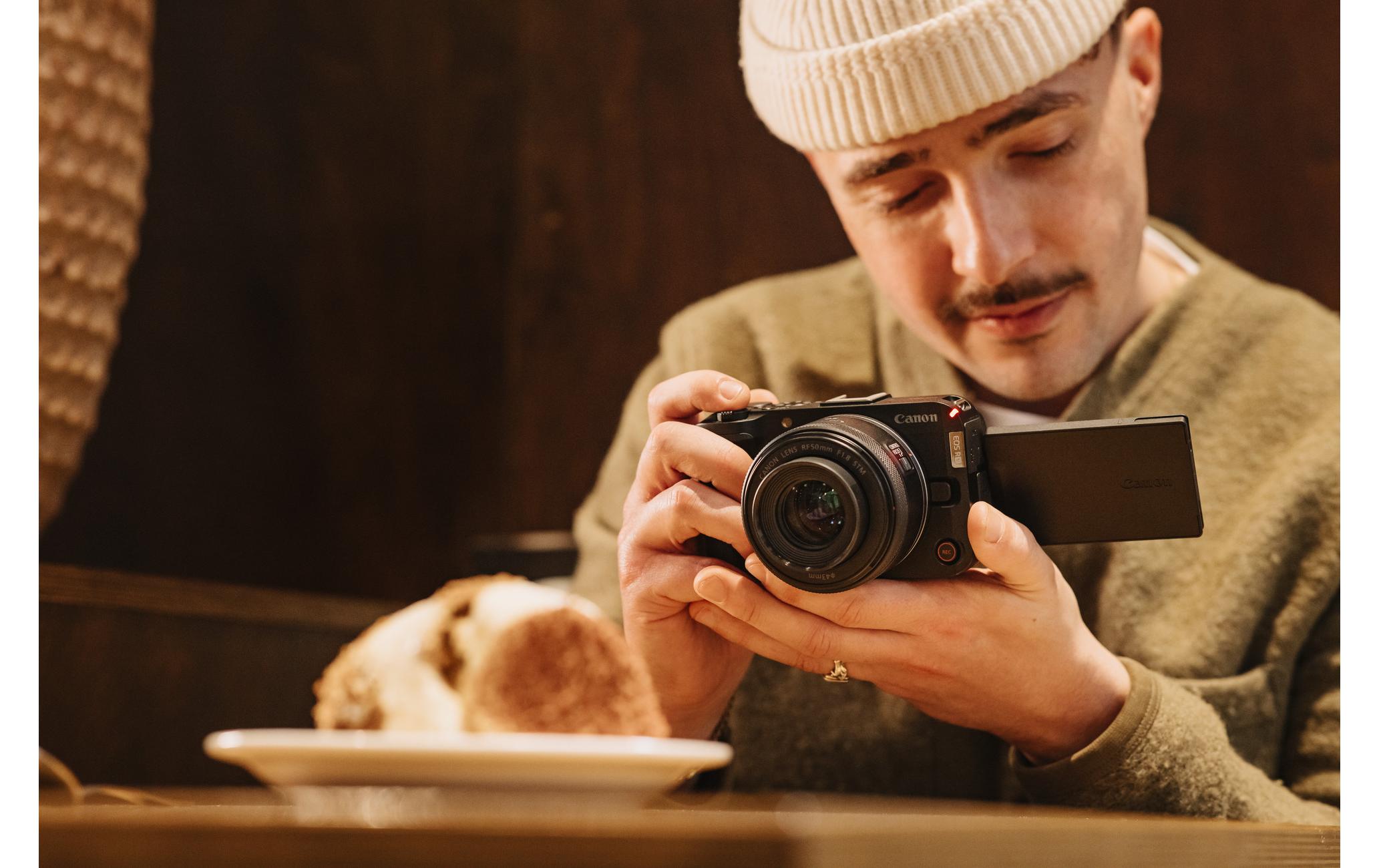 Fotokamera EOS R50V RF-S 14-30mm IS STM Creator Kit<br>Videoorientierte Systemkamera mit Objektiv und Stativ