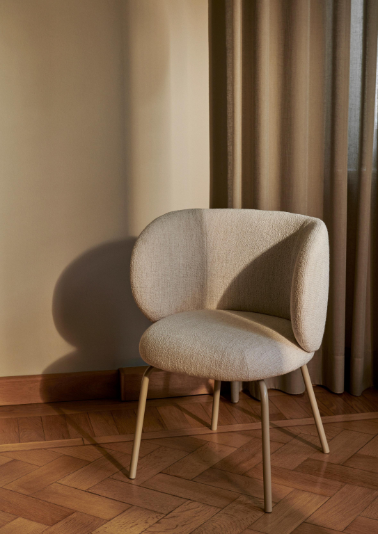 Ferm Living Rico eetkamerstoel met cashmere onderstel bouclé off-white