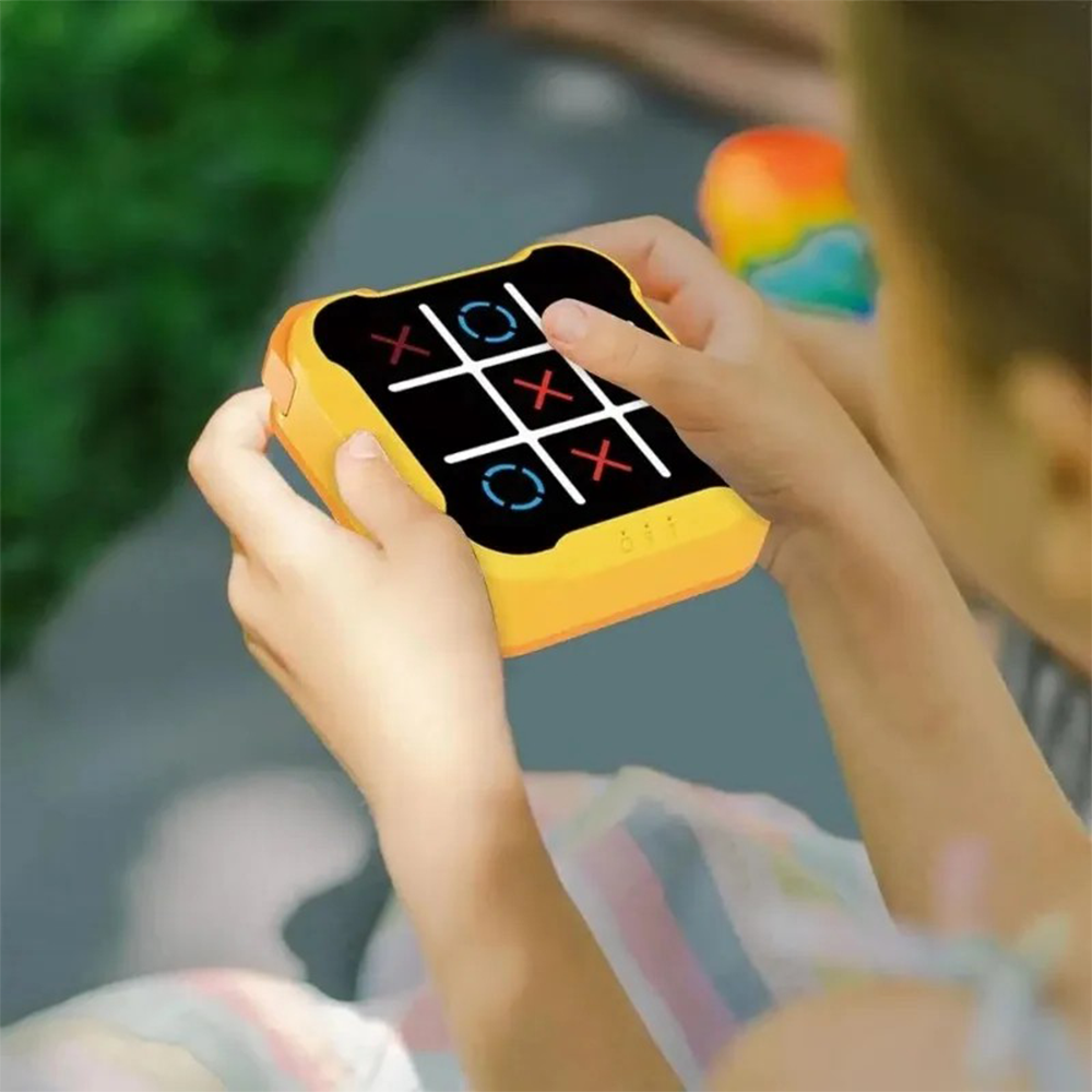 (90x95mm) Elektronisches Tic Tac Toe Spiel Kinder Spielzeug mit Touch Steuerung Drei Gewinnt Reise Lernspiel (Batteriebetrieben) - Schwarz / Gelb