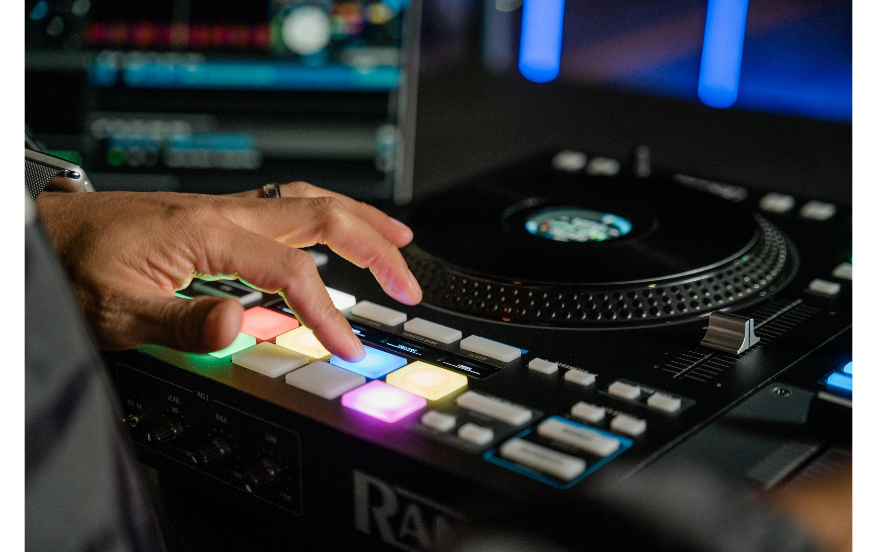 DJ-Controller Four<br>Fortschrittlicher 4-Kanal-Stems-DJ-Controller