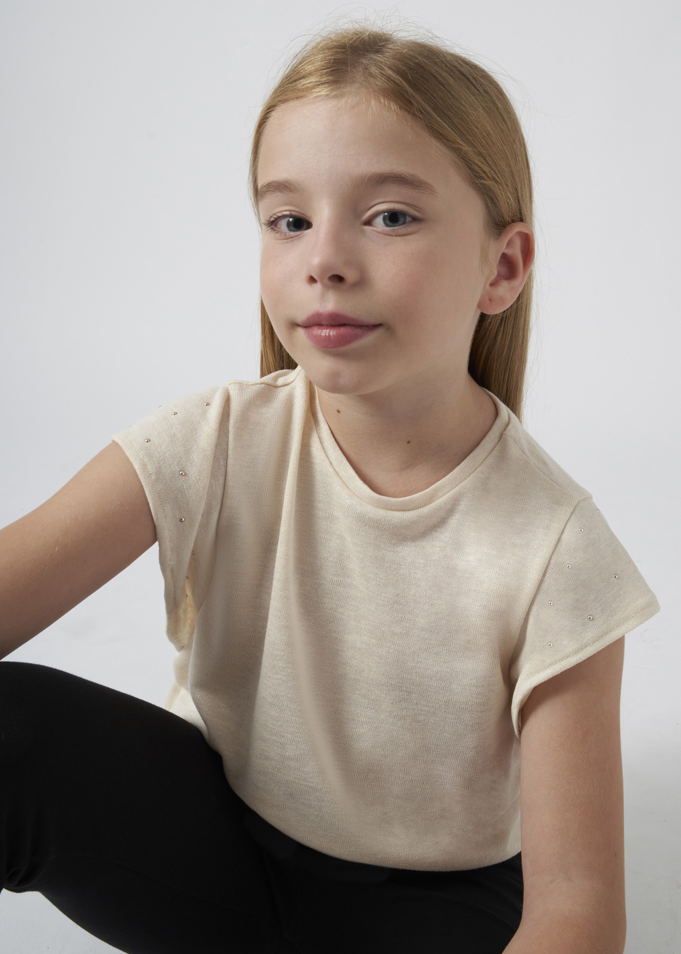 Camiseta feminina com tachas