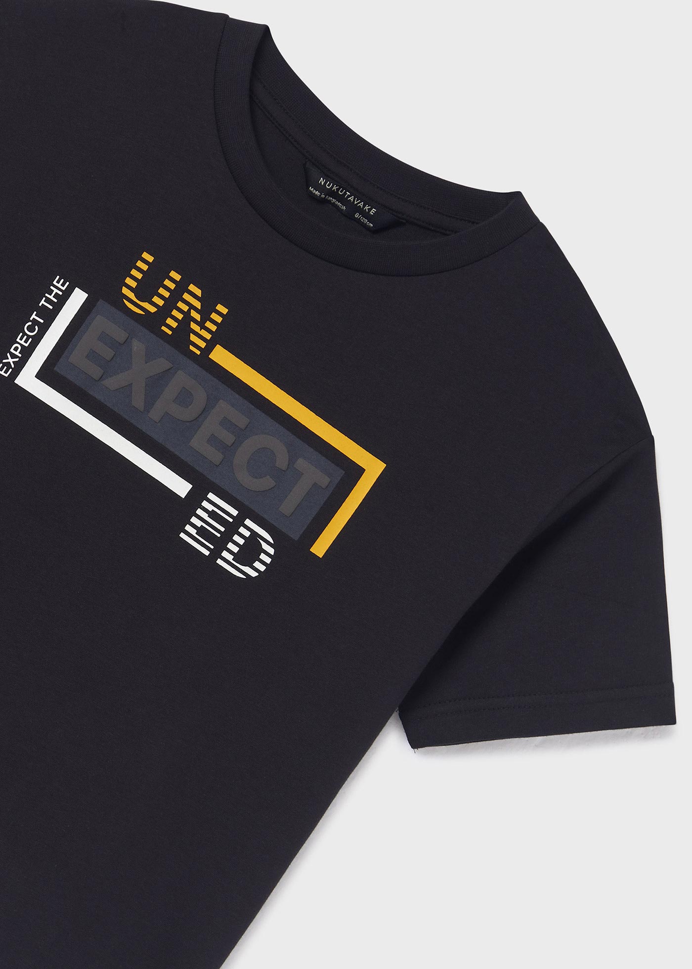 Camiseta infantil com estampa sustentável em algodão.