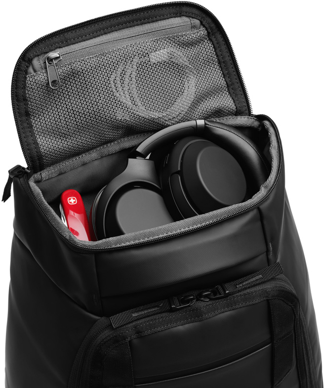 Hugger Backpack 30L Black Out