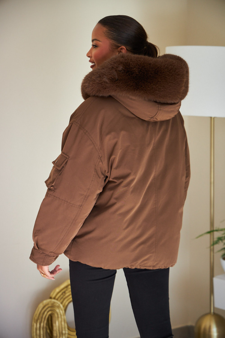 Doudoune courte marron capuche en fourrure