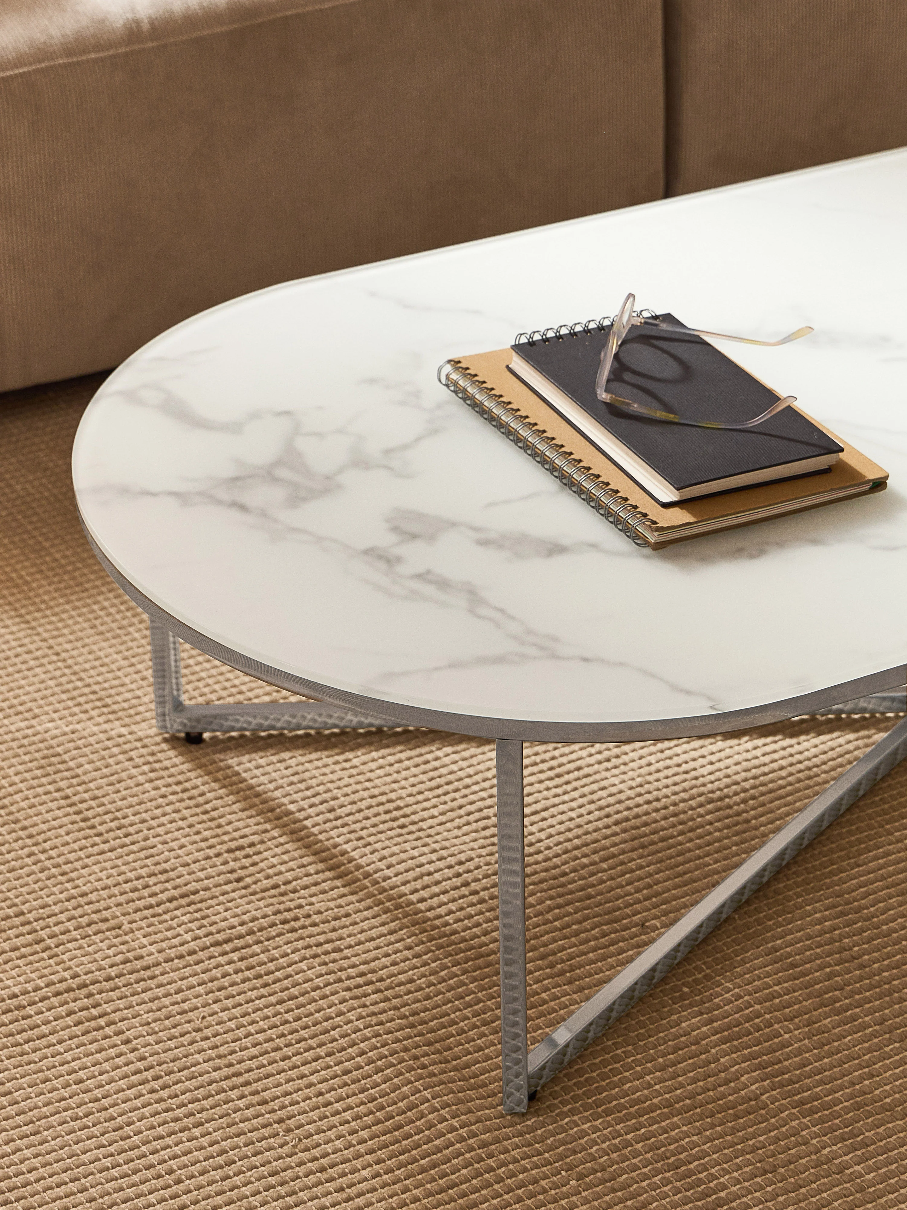 Ovale salontafel Antigua met glazen tafelblad in marmerlook