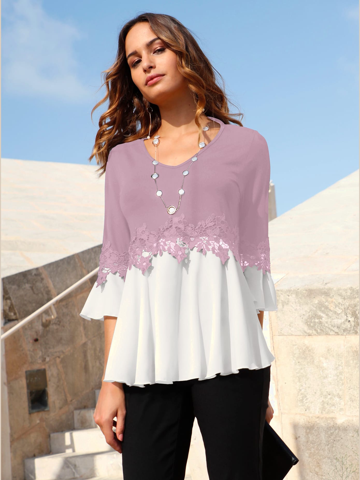 T-shirt bicolore souple ornée dentelle fleurie