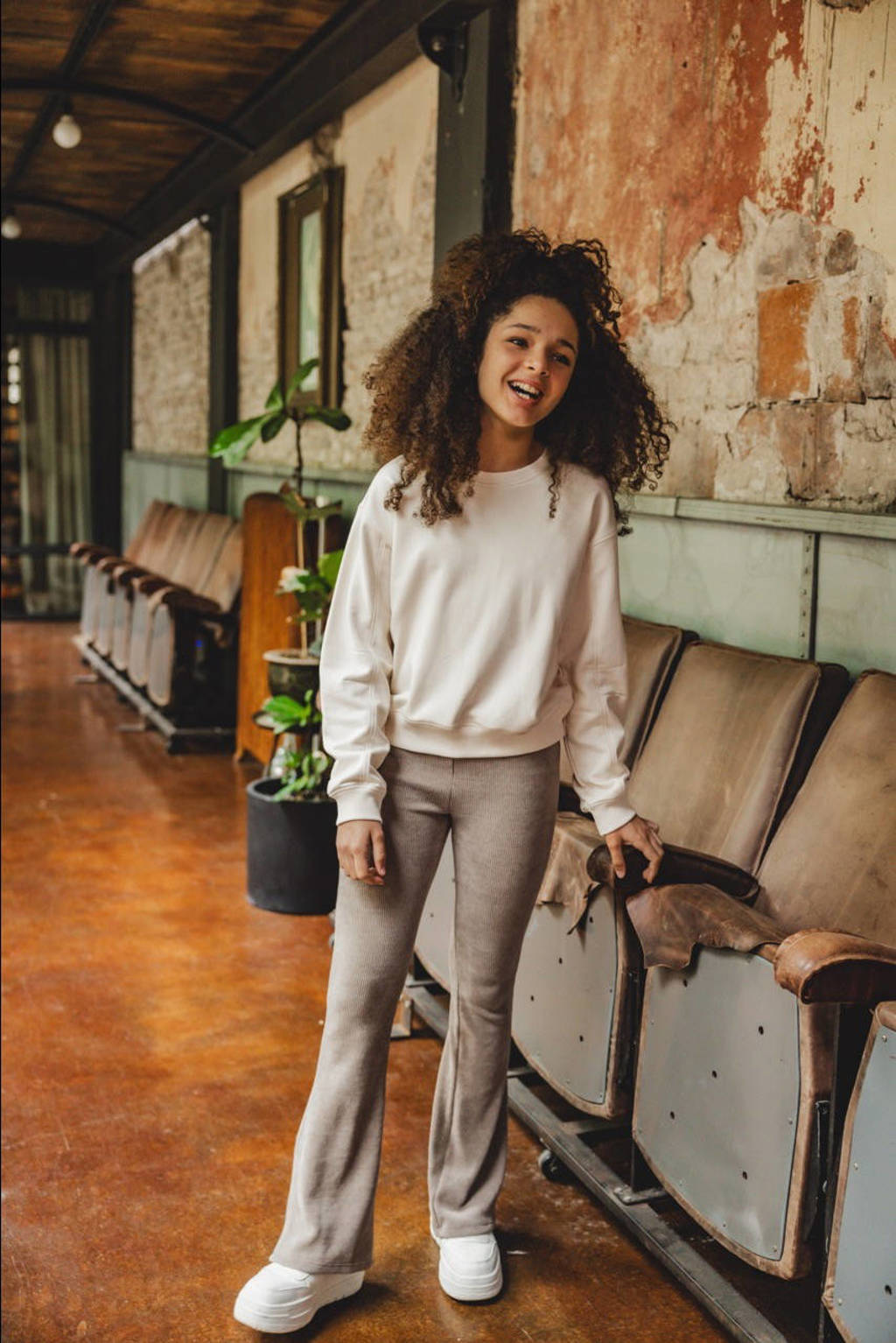 LOOXS corduroy flared broek greige