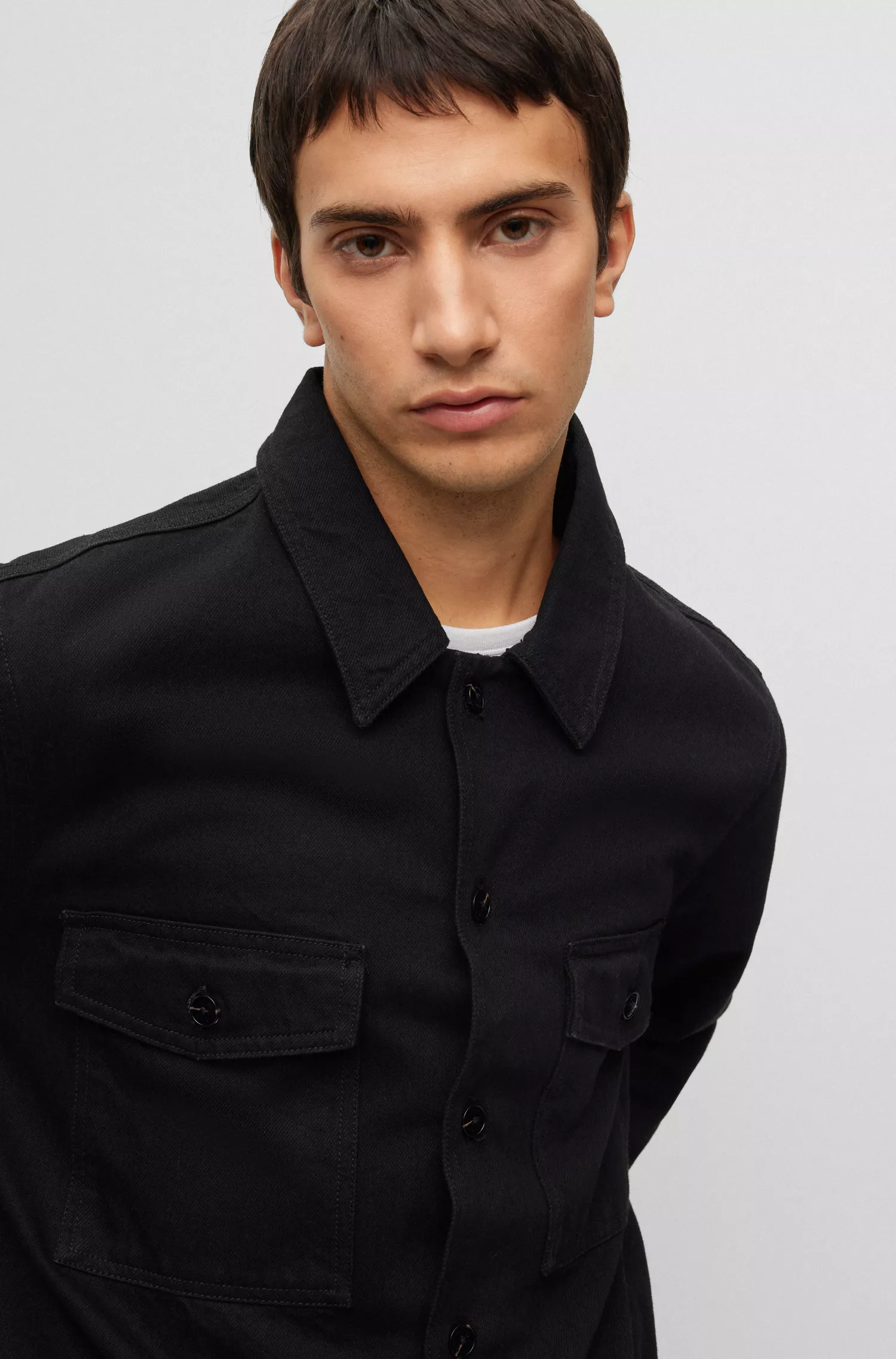 Sobretudo HUGO vermelho de modelagem oversized em denim com estampa de rabiscos nas costas.